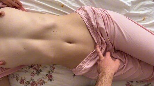 Stiefvater allein zu hause mit schöner stieftochter, die sex-pOV hat