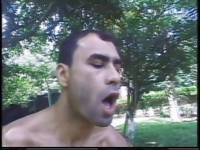 Transsexuală se joacă cu pula ei în timp ce este futută în cur în aer liber
