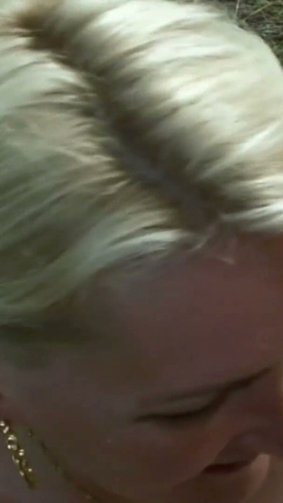 Alte Milf in den verlassenen Wald verschleppt | Clip 1
