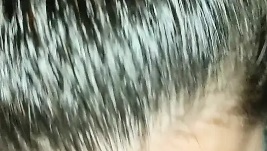 Aku lagi asik nyepong kontolnya di dalam mobil!