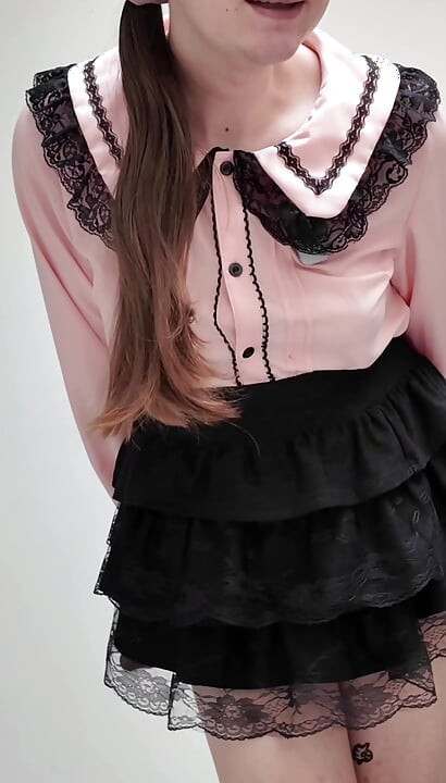 Sissy dziewczyna zostaje zaklatkowana i ostro rżnięta – kompilacja jessiesissy adventures