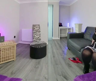 Ev hizmetçisi gövde bebeği Johnny'yi sikiyor