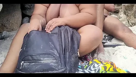 Vücudumu göstermek ve harika vakit geçiriyor olmak için Aprico Çıplaklar Plajı'nda avantaj sağlıyorum