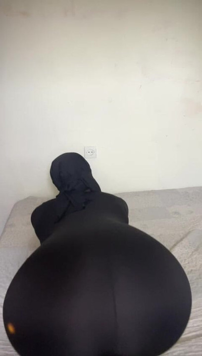 Fille en hijab avec un gros cul