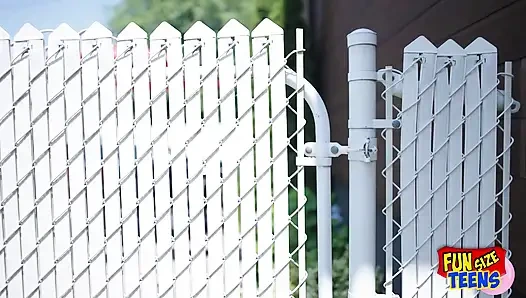 Funsize gençler - büyük memeli minyon bir genç kız üvey babası tarafından HArd'a sikiliyor