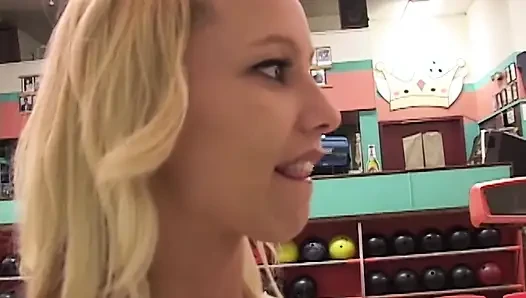 Dieses nackte bowling wird ihren verstand in die rinnen bringen