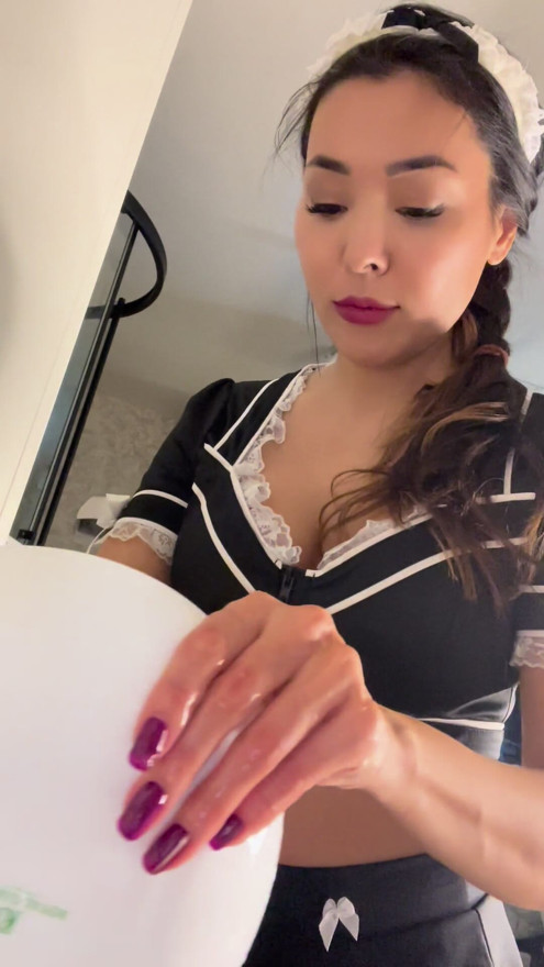 The maid surprised the owner of the house when she began to clean the apartment naked because there was no air conditioning
