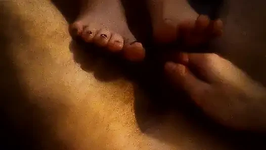 Üvey kız kardeşim bana ayakla mastürbasyon teklif etti