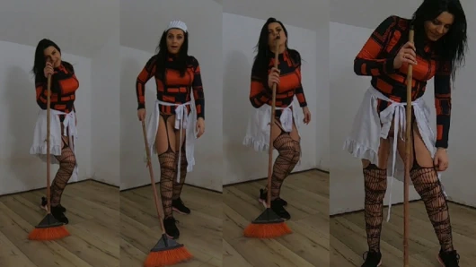 Yaramaz hizmetçi tozlu bir odada süpürge ve paspasla azdırıyor