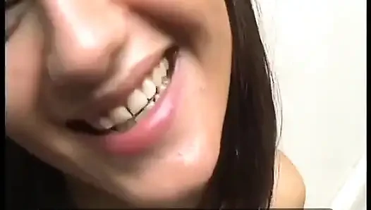 Si cantik lisa lagi asik muasin memeknya sendirian di perjalanan yang super hot!