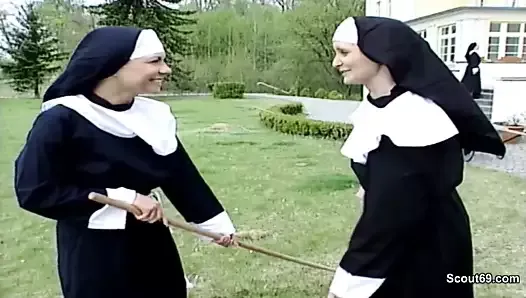 德国修女在克洛斯特从修理工那里得到她的第一次性爱