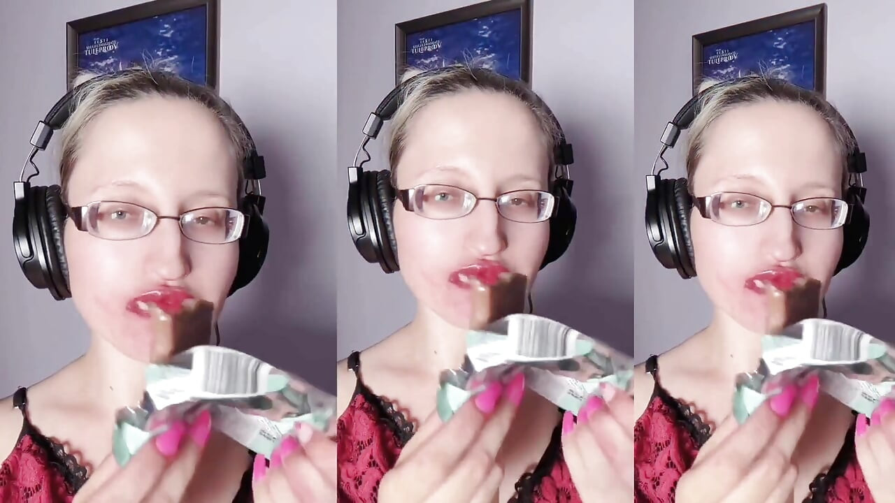 أسمر أكل الشوكولاتة الحلوة - أسمر، نظارات، عملاقة، أحمر شفاه، شفاه كبيرة، موغ، طعام، صنم الوجه، أظافر طويلة