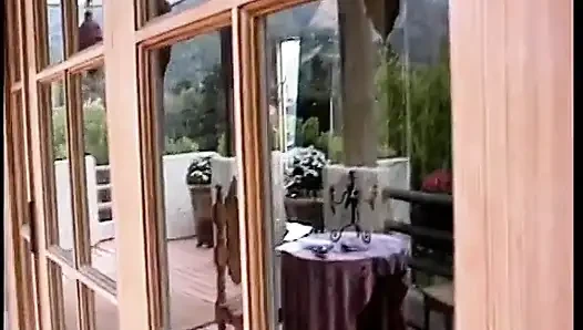 Süße brünette liebt es, auf dem gesicht des tätowierten typen zu sitzen, bevor sie hart gebohrt wird