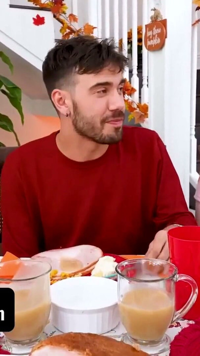 Surorile vitrege roșcate Arietta Adams și Cherry Fae împart armăsar după Prânzul Recunoștinței - FamilyStrokes | Clip 1