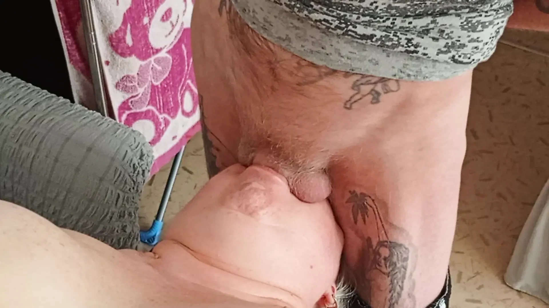 Jebem svoju maćehu žestoko u usta i napunim ih spermom