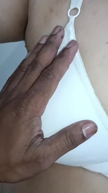 Desi zgodne tetke super sise uživaju | Klip 1