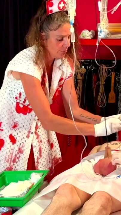 Dominatrix Mistress April - Ponownie zjednoczona para gejów | Klip 1