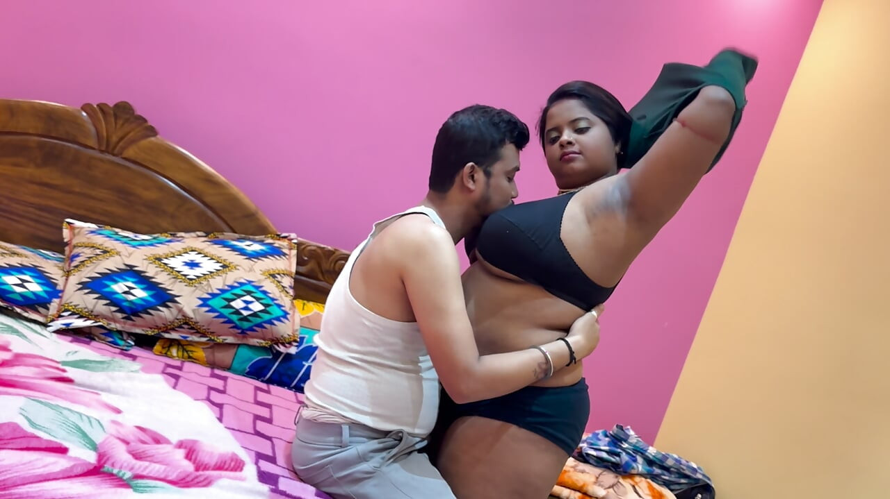 Desi big boos tight pussy girl virgin girl apna pussy fucking kiya ek larke ko bulake,chudake kam ros nikala apne pussy se..