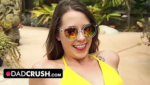 DadCrush - seksi formda bebek üvey babasının külotunu hareket ettirmesine ve parmakla havuz başında onu açık havada sikmesine izin veriyor