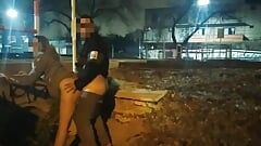 Fată care se expune goală pe stradă futându-se în voyeuri publici și prinsă de poliție