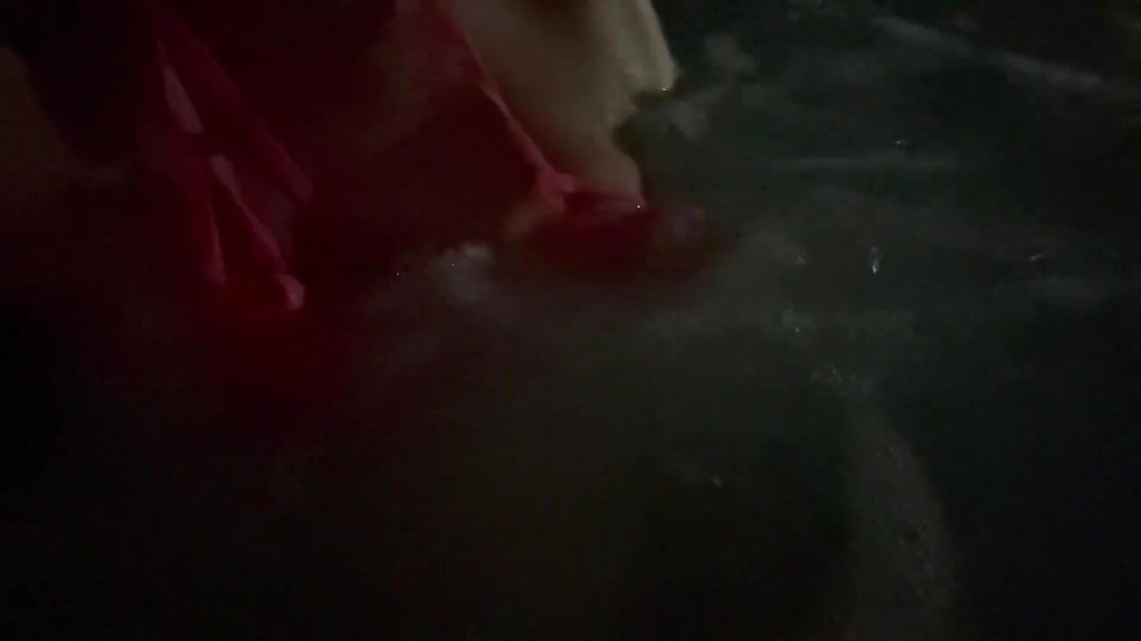 Artemisia suka bikini tipis di jacuzzi tengah malam