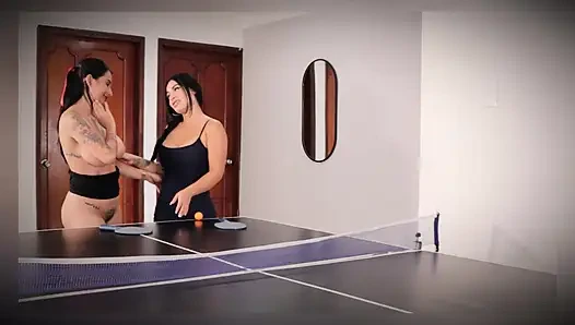 Jenifer Play ve Alejandra Palacios onun vajinasını yiyor, göğüsleriyle oynuyor ve o sıkı, sulu vajinasını mastürbasyon yapıyor