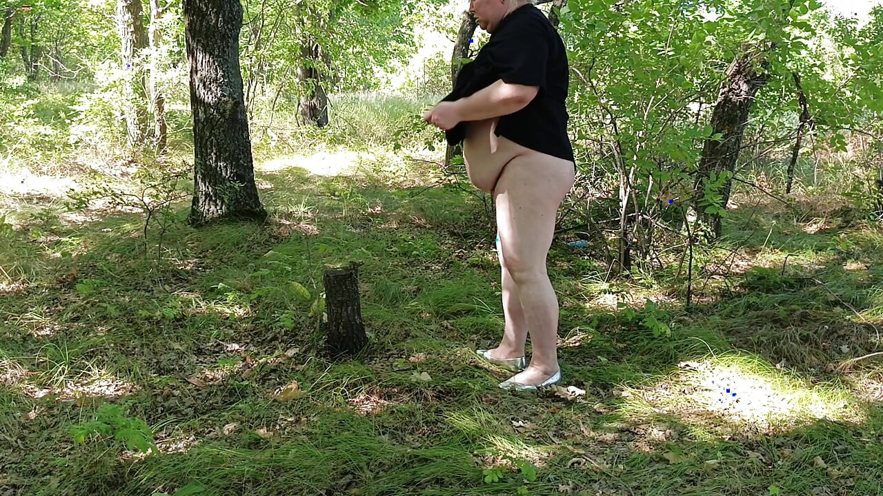 girlfriend in the park masturbates her pussy to a powerful squirt