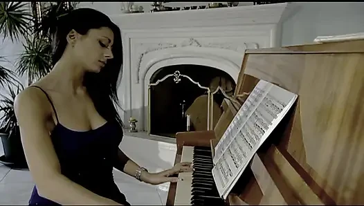 Während Der Schüler Klavier Spielt, Fickt Der Musiklehrer Seinen Freund Auf Der Couch