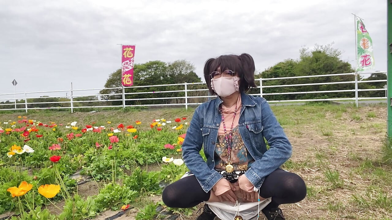 No195 Tucking Exposure in a Flower Garden