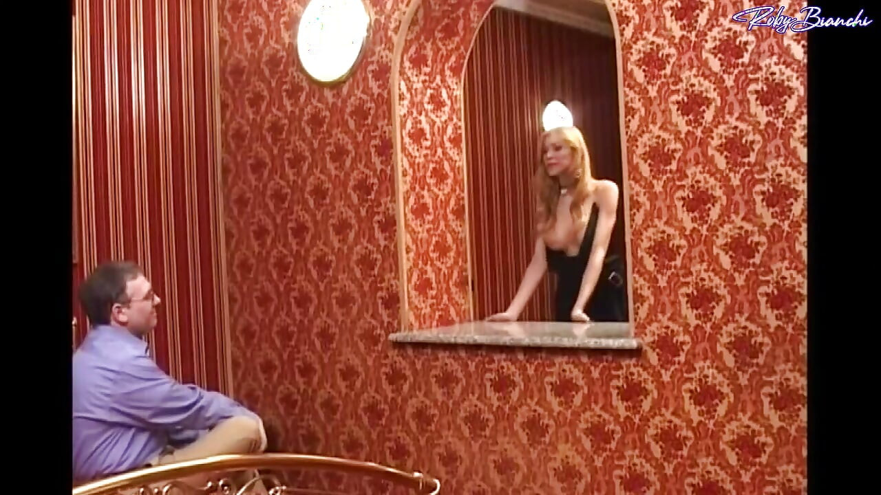 Sokaktan bir travesti alıyorum ve otelde götümü açıyorum