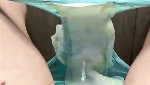 Ayaklarda güçlü bir idrar akışı - uzun tüyler büyük bir idrar birikintisinde