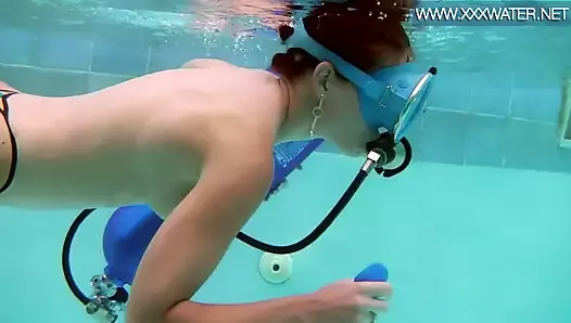 Hungarian pornstar Minnie Manga enjoys riding toy underwater