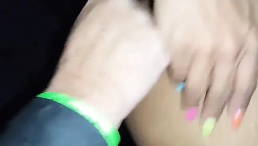 Aku nyepong kontol orang asing di gloryhole klub swinger!