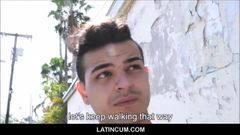Mladý přímý amatérský latino kluk gay za odměnu od cizince