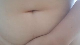 Une latina sexy se masturbe avec son vibromasseur