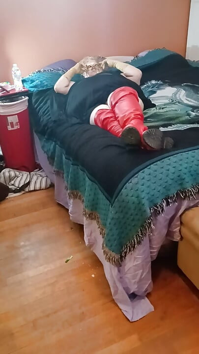 BBW Bat Loszka masturbuje się dla ciebie swoimi złotymi rękawiczkami!