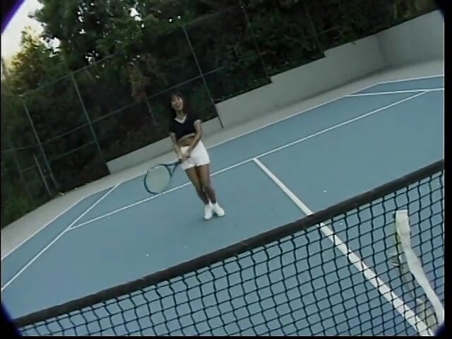 Azgın adam tenis kortunda iki seksi kızla sert sikişiyor