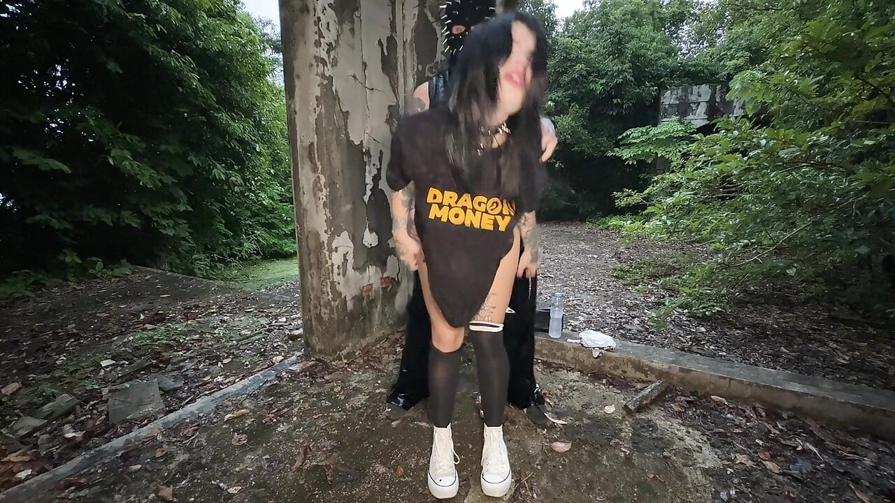 与altgirl的约会以粗暴性爱和在废弃的地方深度口交结束