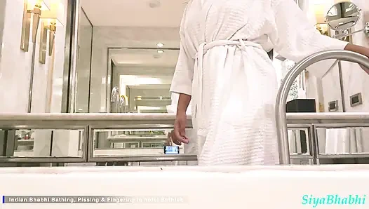 Индийская Siiya бхабхи купается, писает и трахает пальцами в ванне отеля