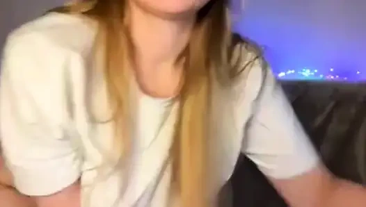 Jucielussie lagi asik fingering memek sempitnya pakai gaun seksi