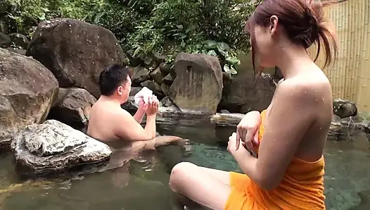 Posting selfie oleh distributor video "Seira" - perjalanan untuk melihat pemandian air panas yang berbeda