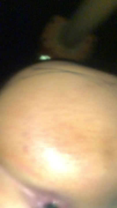 하이힐과 망사 스타킹을 신고 고속도로에서 analplug