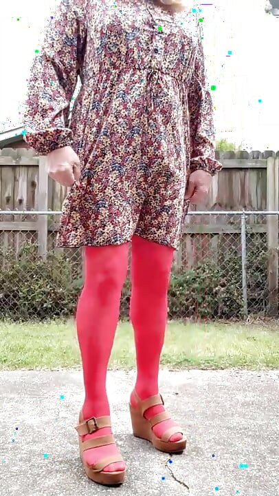 Crossdresser trêu chọc ngoài trời, thủ dâm và bắn tinh trên quần tất nylon của tôi.
