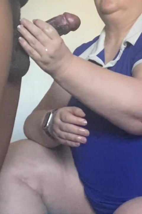 Poręczny GILF Zajmuje się kochankami kutas z masażem tłusty
