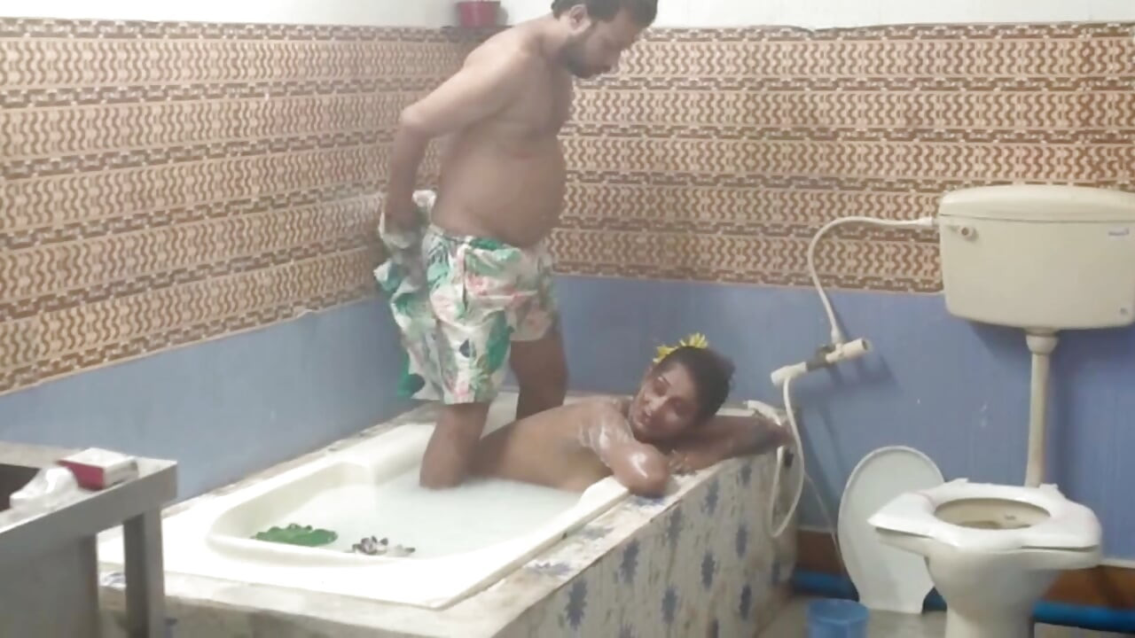 Bhabhi ko akele dikh kar dever ne bathroom me jaker chod diya