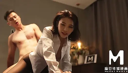 Modelmedia asia - ratu kantor stoking hitam seksi menaklukkan rekannya dengan bdsm