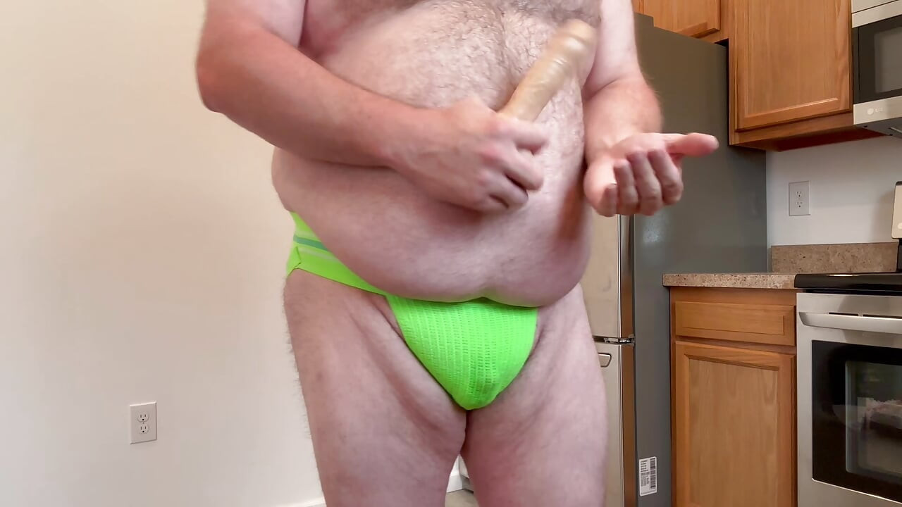 Veliki Trbušni Medvjed Jebe Sebe i Šprica Kroz Jockstrap!