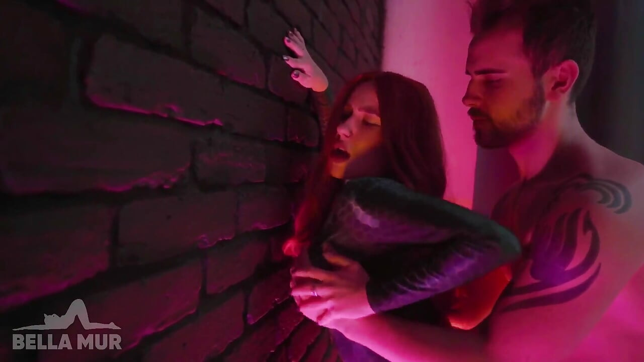 Hot cosplay-pige hopper på en pik som en sindssyg