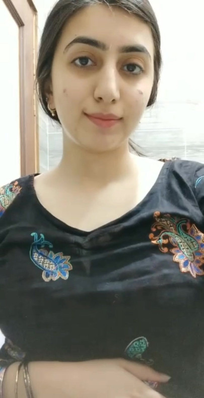 Rozmowa wideo dziewczyny pokazuje jej piersi