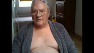 Opa streichelt vor der Webcam